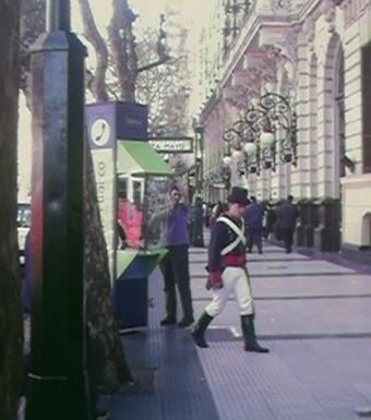 CON QUIEN HABLA POR TELEFONO EL SOLDADO PATRICIO